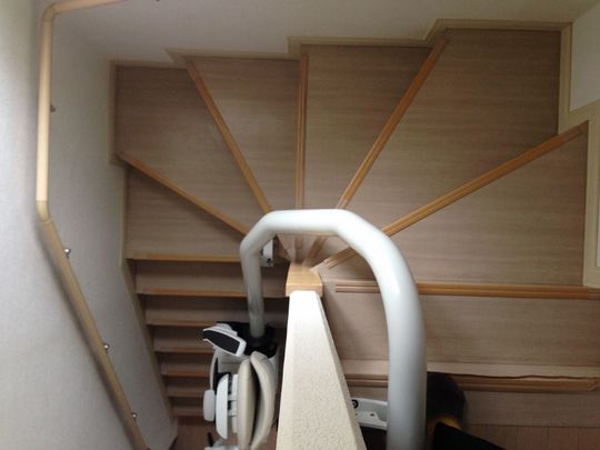 いす式階段昇降機のご紹介 - 神奈川県でいす式階段昇降機・産業機械